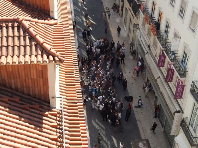 リスボンでも、大学生の新入生歓迎イベントを見かけました。