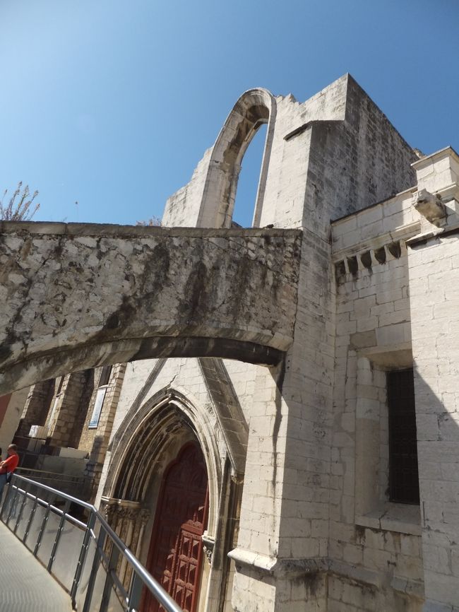 すぐ先に、カルモ教会があります。<br />１７５５年のリスボン大地震を忘れないようにと残されているようで、現在はカルモ建築博物館となっています。