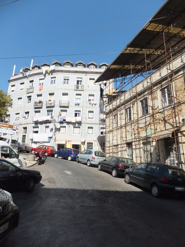 坂を登るのが面倒なのか、中まで入るのがめんどくさいのか分りませんが、トラムの外に足をかけて乗っかる人も数人いました。<br /><br />路駐の車も多く、動くまで少し待つことも。<br />