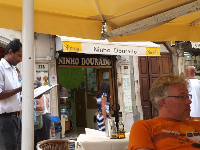 席の前のカフェかと思ったら、斜め向こうのＮｉｃｏｌａという店でした。<br />他でも見かけた店でした。