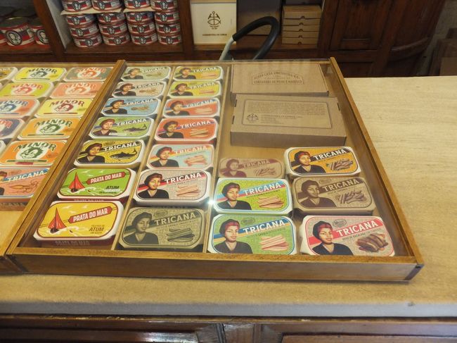 種類も豊富で迷います。<br /><br />奥でこのレトロなパッケージに包んでいました。<br /><br />プレゼント用には可愛いラッピングもしてくれます。