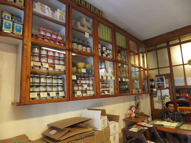 帰りは、アウグスタ通りを通って、お土産店を覗きながらタクシー乗り場のあるロッシオ広場まで歩きました。<br /><br />残念ながら、スーパーが見つけられませんでしたが、自分用のお土産をゲット！<br /><br />広場からタクシーに乗り、６ユーロ位で帰れました。<br />