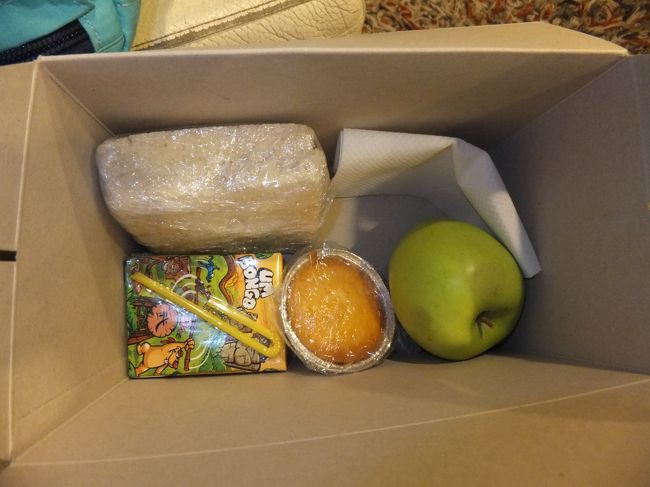 早朝なので、サンドイッチ・マフィン・リンゴ・オレンジジュースを受取りました。<br /><br />５時にホテルを出発。