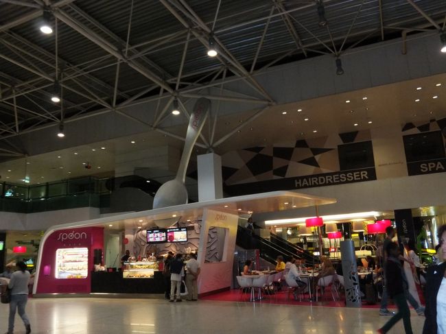 ５：４１　空港でチェックイン<br /><br />まだ受付しているカウンターも少なく、結構時間がかかります。<br />手荷物検査もずっと並びましたが、７：００を境に職員も増え、早くなりました。