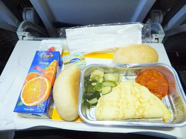 ８：２０　機内食<br /><br />そういえば、ポルトガルではあまり日本人の団体を見かけませんでした。<br />外国に来た感じを味わいやすいかもしれません。<br />