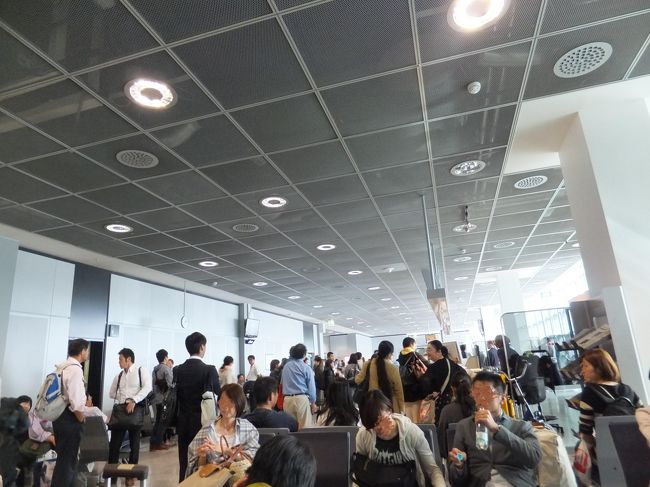 １３：１１　搭乗口前です。<br />実は、オーバーブッキングが６名位いるようで、お時間に余裕のある方はお願いしますとのことでした。<br /><br />どうして何度も搭乗券をチェックしているのに、直前まで分らないのでしょうか？不思議です…<br /><br />それでも、なんとか定刻通りに出発していました。<br />さすが、ドイツ。<br />