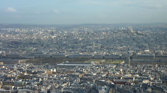 セーヌ川、ルーブル方向。<br />サクレクール寺院も見えます。