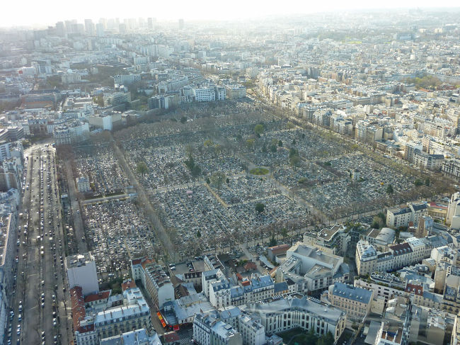 こちらは東側、モンパルナス墓地が<br />見えます。