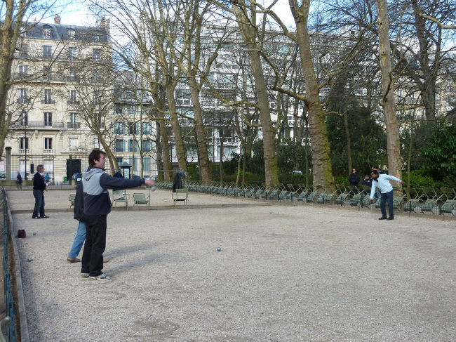 片隅ではペタンクを遊ぶ人たちがいます。<br />こんなのが（失礼！）フランス人は好きなんですね。