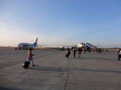 朝のボパール空港、エアーインディアとほぼ同時間に出発のLCCのジェットエアー機で移動しました。
