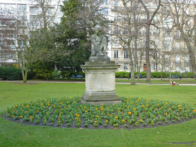 彫刻の位置については<br />以下のサイトで調べておくのも良いですね。<br />http://www.a-paris.net/A-paris-balade-jardin-du-luxembourg.htm