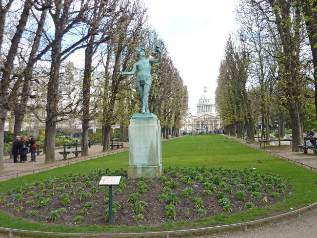 奥にパンテオンが見えます。