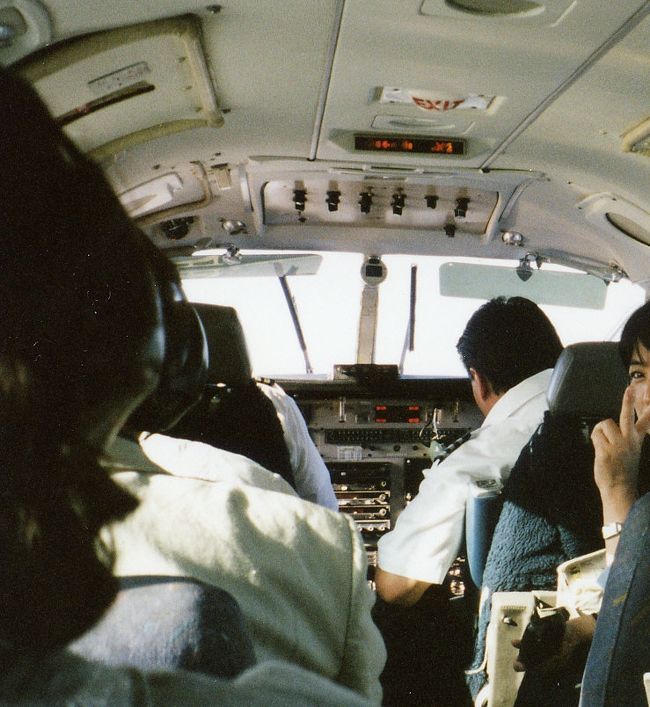 小さな飛行機に乗り、グランドキャニオンに行きました。<br /><br />体重が重たい人は前の方に乗って下さい。と言われ、私は体重思いからパイロット席の直ぐ後ろの席でした。<br /><br />空から見るグランドキャニオンは広大だ〜。<br />凄いよ〜。