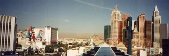 ホテル窓からの景色はこんなでした。<br /><br />遠くの方に見えるのは砂漠？