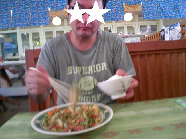 その後昼食を食べにやんばる海の駅へ　海人料理　海邦丸にてゴーヤチャンプルを食べました。<br />味はまあまあ？<br />ほかの家族はもちろん刺身を注文。美味しかった〜♪