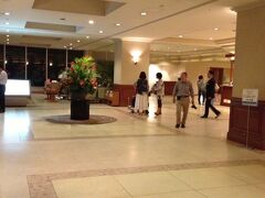 お土産なども買ってホテルへ。

「リザンシーパークホテル谷茶ベイ」
ホテルのロビーめっちゃ広い。
団体客が多かった！