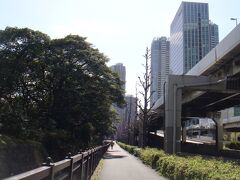 大手門前にあった地図を眺めしばし考えたのち、旧芝離宮恩賜庭園に行くことにしました。うーん、大手門は逆だったか。

左手に浜離宮、右手に高速道路とビル群という、なんとも東京らしい道を浜松町側へ歩きます。