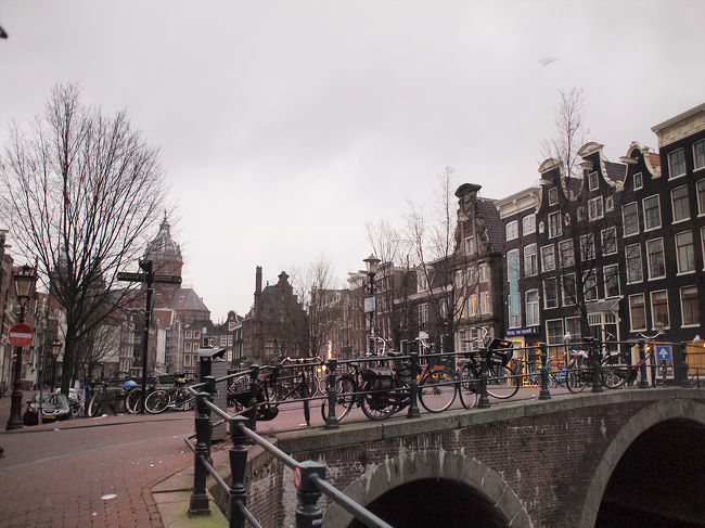 写真を撮っていると、ふたりの酔っ払いが絡んできましたが、<br />こちらのほうがへらへらしてると不思議そうにどこかへ去っていきました。