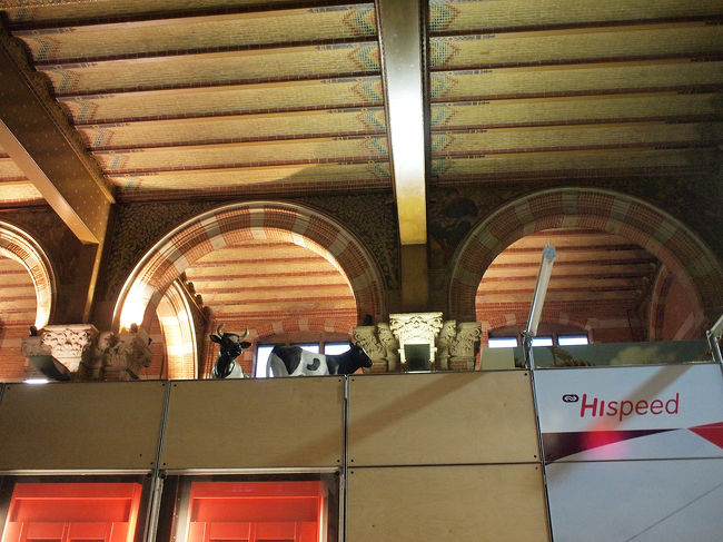 中央駅の天井を見上げると牛。