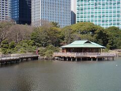 中島の御茶屋。
ここはお茶ができるんですよね。以前、抹茶と和菓子をあのテラスみたいなところでいただいたことがあります。700円だったかな？気持ちいいし、おいしかったですよ。