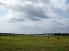 飛行機好きにはたまらない『下地島パイロット訓練飛行場』

国内唯一のパイロット訓練場。
羽田空港のメイン滑走路と同じ３０００ｍの滑走路。