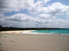 続いては『渡口の浜』

長さ８００ｍ、幅５０ｍに渡って真っ白で粒子の細かいきれいな砂が広がるビーチ。