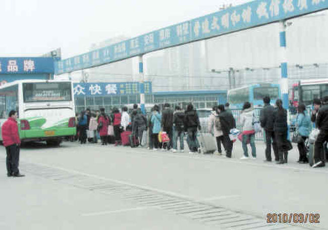 鄭州汽車客運東站から中牟行のバスは長蛇の列、次から次へ人を押し込んで行きます。大きな荷物を持った人も多くトラック代わり、途中でこれでもかと人を乗せます。約1時間掛かります。鄭州駅から市内バス45分2元、合計2時間見なければなりません。<br /><br />