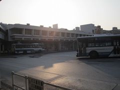■３月１９日（火）

昨日と打って変わって快晴。
今日は那覇バスさんの観光バスで遠足です。
８：１５に那覇バスターミナルに集合。
ホテルのすぐ近所なので便利。
