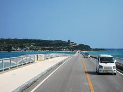 沖縄自動車道をひた走り、途中サービスエリアでのお手洗い休憩を挟み、最初の目的地が近づいてきました。
古宇利大橋を渡って〜・・・
