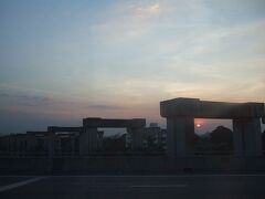 ０８１２０５－１７３５．金曜。アユタヤに行った帰り。廃墟の高架鉄道に夕日。