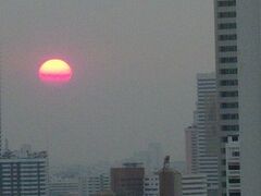 ０９１２２２－１７４９．火曜。スクンビット通り偶数側。夕日がスジ入り。