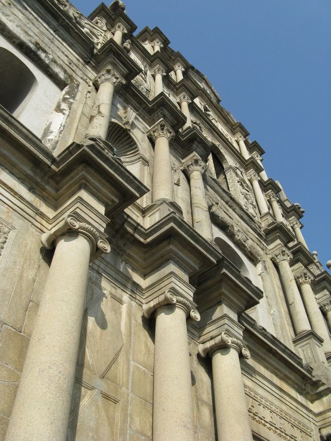 真下から上を見上げると、壁といえども　神殿の柱のような立体的な厚みがあります。<br /><br />