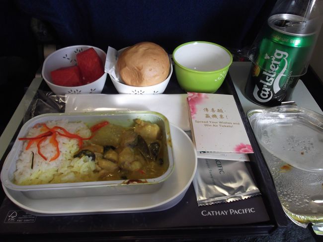 また機内食の時間。チキン or フィッシュ？と聞かれたのでフィッシュを選んだらシーフードカレーが出てきてびっくり！！キャセイなのに中華じゃなくてカレー！？