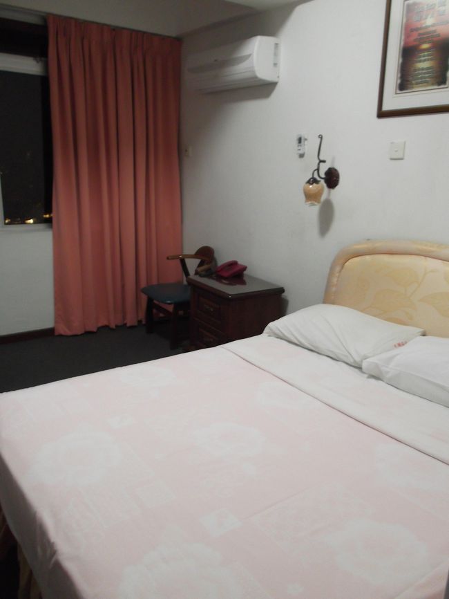 今回の宿泊先はYMCAペナン。その名の通り学校の寮みたいです。客室を出ると同じフロアーに体育館があり、現地の方々が毎晩バドミントンの練習をするバシッバシッという音が聞こえました。