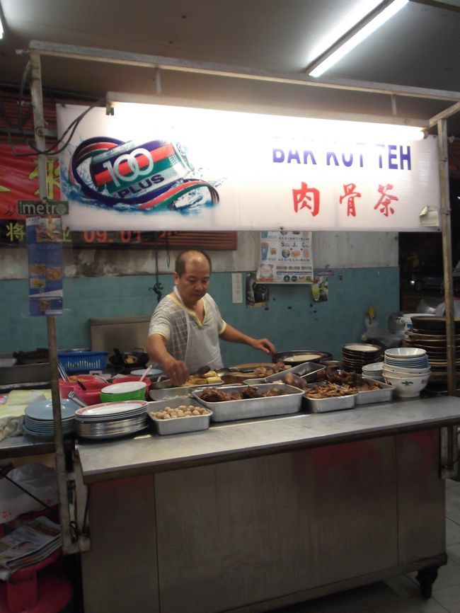 マレーシア名物パクテー屋さんを発見。今日は食べてばっかりだけど、名物を目の前にしてしまったら試してみるしかないですよね。おじちゃん１つよろしく！
