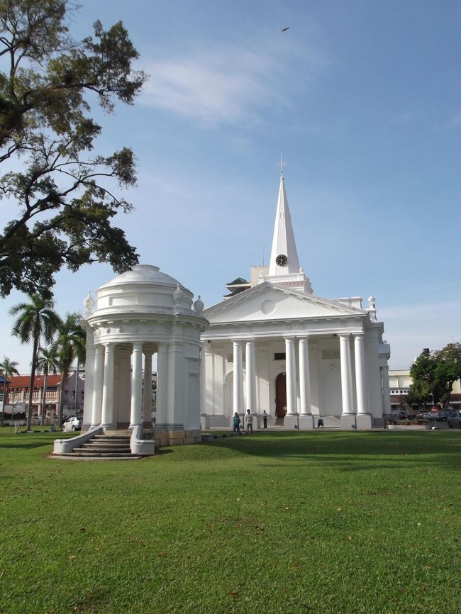 セントジョージ教会です。青い空に白い建物が映えてキレイです。