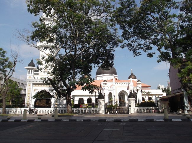 次はモスクです。入口が閉まっていて入れませんでした。