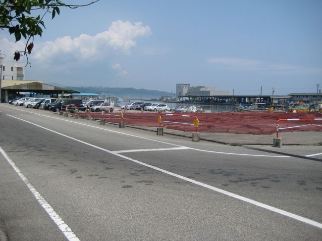 カラクリ時計にフラれ、道の駅に戻ります。<br />けっこうキョリ歩くんだよな…。<br />別ルートで、海よりの道を帰ることにします。