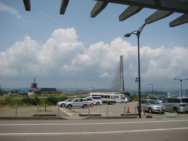 右の鉄塔のようなものは、たぶん橋です。<br />左手には五重塔…？