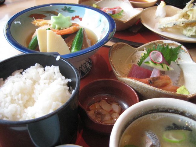 大型バスもやってくる道の駅の食堂。<br /><br />ザ・観光客向けという風情でしたが、まぁお腹も減ったしココでいいか。