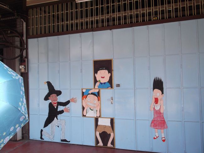 クーコンシーを出ると壁画アートがたくさんありました。観光客の皆さんが熱心に撮影されていました。このあたりは壁画アートでも有名らしいです。