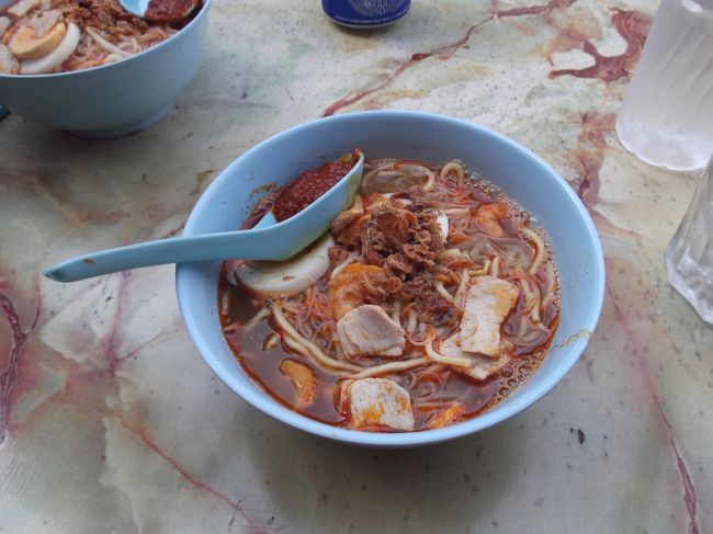 マレーシアグルメ第２弾、福建麺です。エビのスープが濃厚で美味しい〜。今回のグルメNO1です。