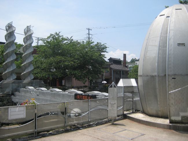 カラクリ時計に着きました。<br />道の駅から15分は歩いたような。<br /><br />動く時間を特にチェックしていなかったので、<br />ちょうど終わったところで、次は30分後。<br />んー待てません！<br />カラクリ模様見られず・・・！<br />せっかく暑い中歩いてきたのに。<br />