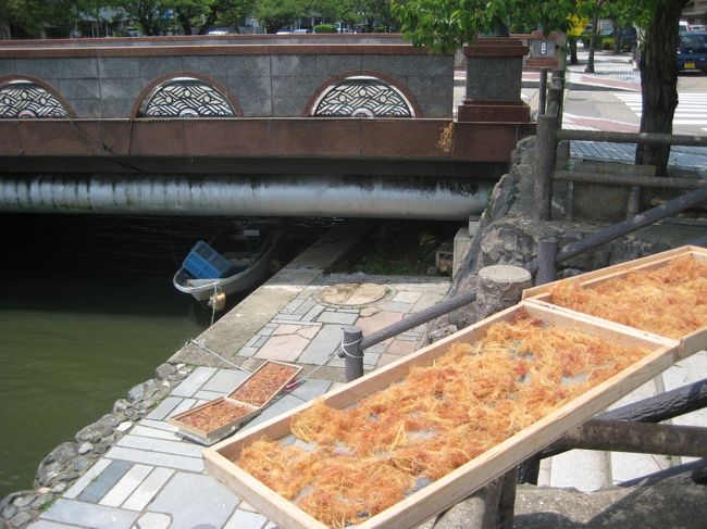海草が干してあるのかな？？<br />港町ならではの光景ですね。