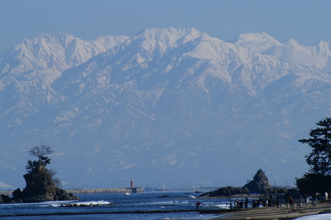 こちらもお借りしました。<br />立山連峰が迫ってくるよう！<br />この目で、いつか見てみたいっ！<br /><br />このように海越しに、3000?級の山々が望めるのは、世界中でもあまりないそうです。<br />日本が誇る、絶景ですね☆<br /><br />では、氷見の名物を求めて移動します！