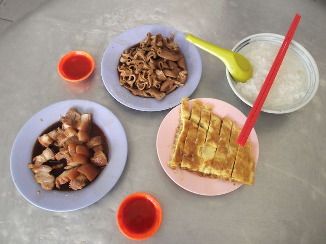 次はブルーマンションの見学を予定していましたが、ブルーマンションは一日数回行われるガイドツアーに参加しないと中に入れないと言うことで時間まで近くの御粥屋さんでお食事をしました。