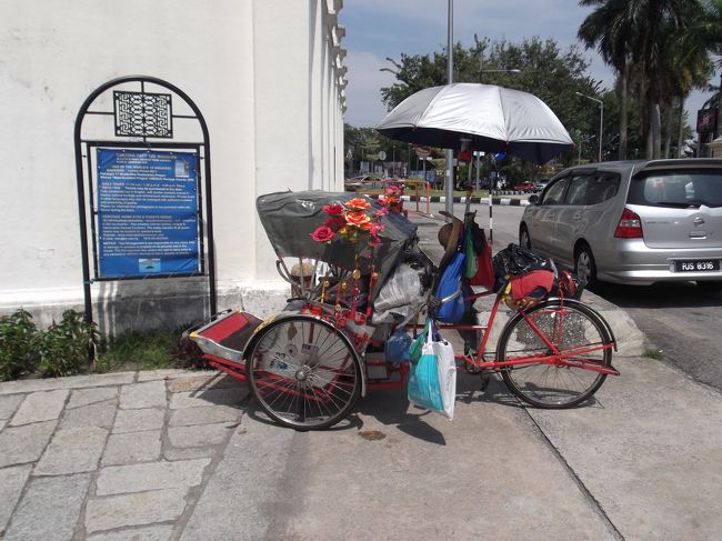 ブルーマンンション前でトライショーを発見。