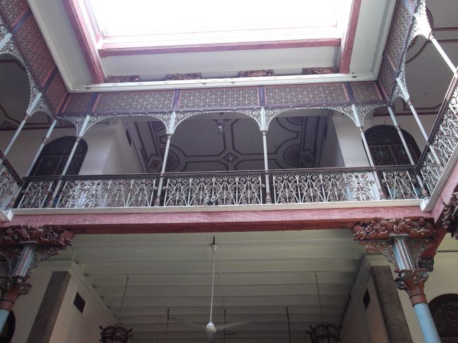 ガイドツアーは英語のみです。ガイドさんが熱心な方で、初めの方は私も真剣に聞いていましたが、だんだん疲れてきました。ヨーロッパ方面の参加者の方々も途中から椅子に座りだしたり、キョロキョロしたり。。。彼らも飽きてきた模様。。。