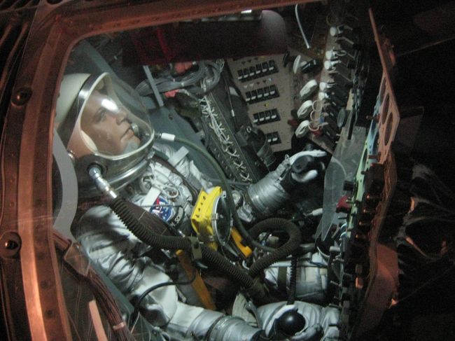 ■マーキュリー宇宙カプセル(アメリカ製)<br />ふぉ〜すごい<br />機器と飛行士でみっちみち(笑)狭いんだな〜<br />コレ、本物と同じ素材でつくられているそうな。<br />このまま宇宙に行けるってことですよね！