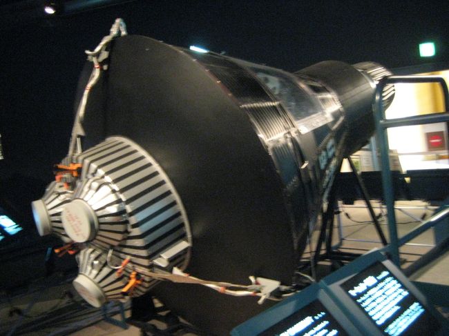 ■マーキュリー宇宙カプセル(アメリカ製)<br />後ろはこうなってます。ピンボケで失礼。<br /><br />あ、この博物館は写真撮り放題！！<br />ステキ施設です♪